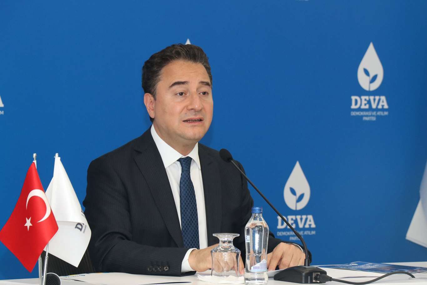 Babacan'ın Sezen Aksu paylaşımı sonrası partisinin Kovancılar İlçe Başkanı istifa etti Babacan'ın Sezen Aksu paylaşımı sonrası partisinin Kovancılar İlçe Başkanı istifa etti